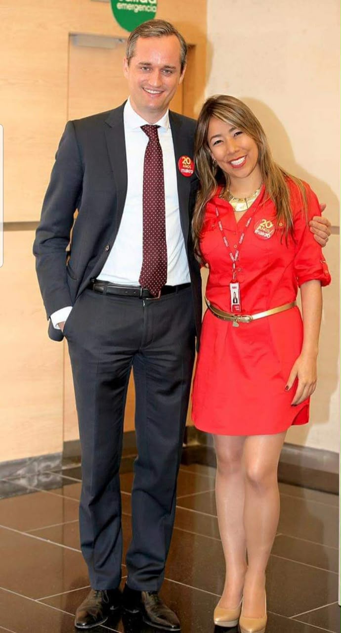 Catalina Rueda Ramírez junto a un colega en la celebración de 20 años de Makro